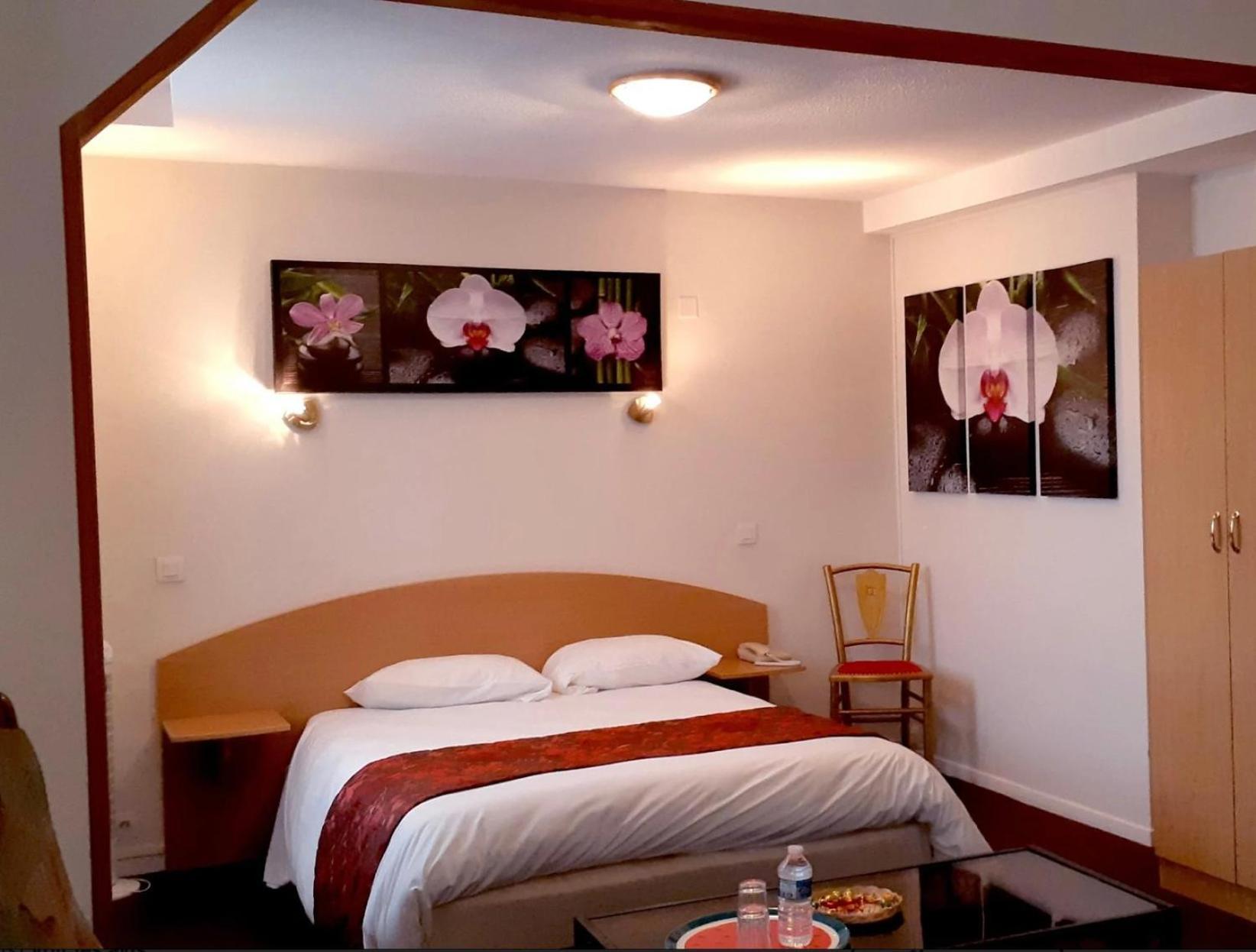 Logis Hotel Le Val De Vence Launois-sur-Vence Exterior photo